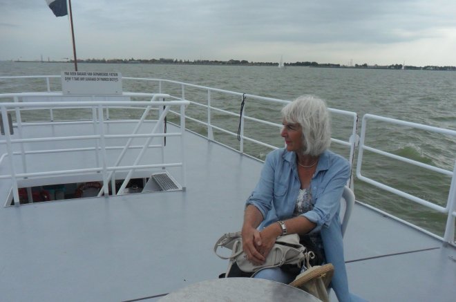 Op de veerboot naar Enkhuizen. Het saaie echtpaar staat er niet op.