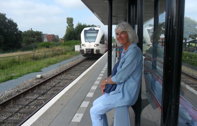 Station van Franeker. Het Arriva-boemeltje komt eraan.
