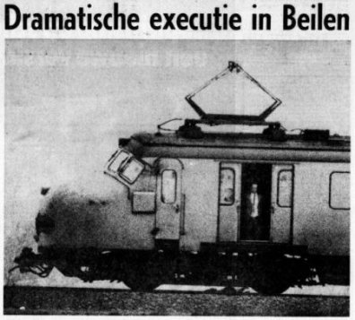 Treinkaping in Wijster, december 1975. Gijzelaar Bert Biering werd van achter neergeschoten, staande in de geopende deuren (foto: Telegraaf)