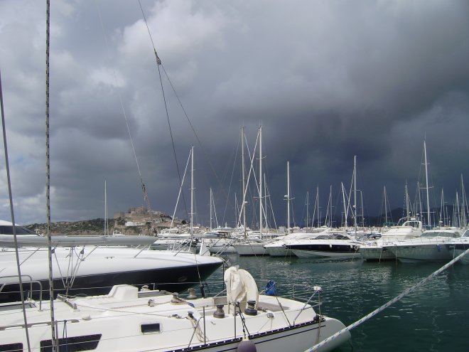 Lagedrukgebieden in het westelijk bekken van de Med. Slecht weer op komst. Links de citadel boven Dalt Vila, Ibiza