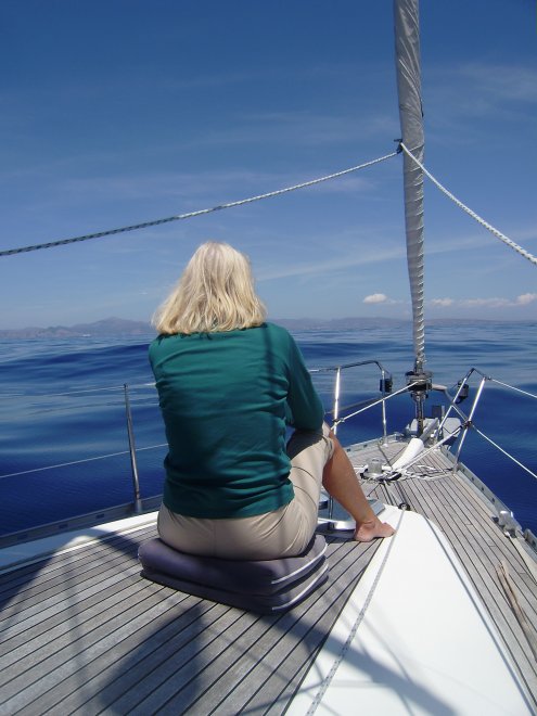 We vertoeven deze reis graag op het voordek. We naderen in de verte de kust van het grote Balearen-eiland Mallorca.