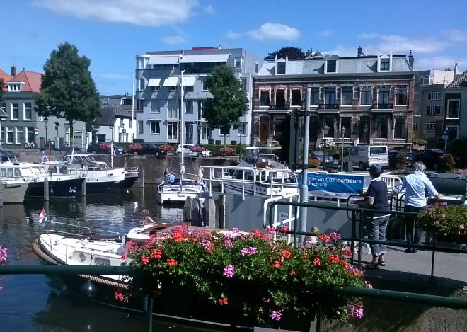 Drukte in de haven. Een kleine catamaran zoekt achterin een plekje.