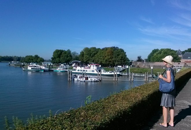 Gisteren op de Altenawal met uitzicht op de aanlegplaats van de veerponten op Buiten de Waterpoort.