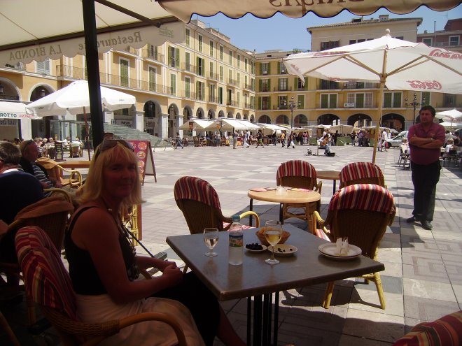 Op een van de vele terrassen aan het Plaza Major in Palma de Mallorca. De wijn is er al maar de tapas moeten nog komen