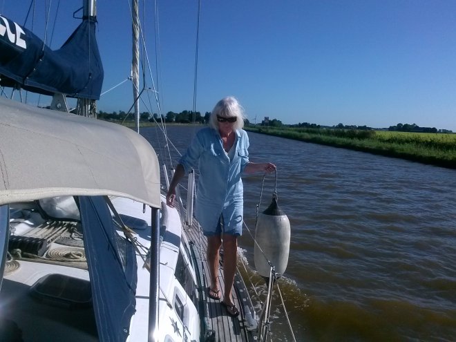 Op weg door het Van Harinxmakanaal naar Leeuwarden. Vlak hierna laat Anna een stootwil in het water vallen.
