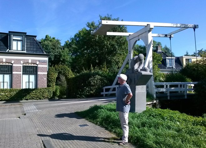 Het ophaalbrugje in het voormalig dorp Huizum, met links het begin van de Huizumerlaan.