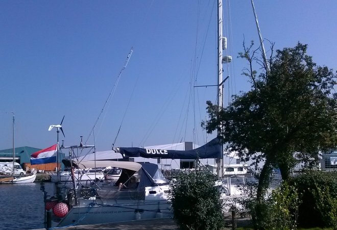 Zo vinden we Dulce terug bij de Nieuwe Leeuwarder Jachthaven (na het hijsen van de vlag)