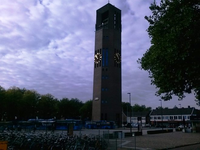 Het busstation van Emmeloord onder de Poldertoren.