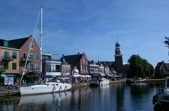 Dulce op haar nieuwe ligplek in Lemmer. Nog weinig passanten; een uur later ligt het vol.