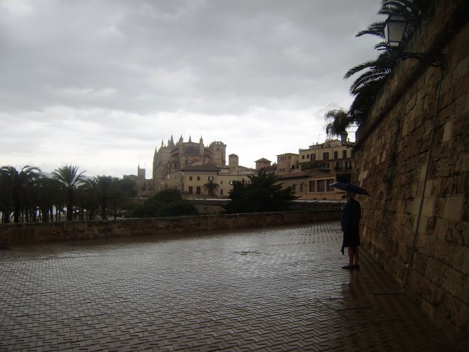Herfstig weer op de stadwallen van Palma. In de verte de grote kathedraal. Wie goed kijkt ziet rechts Ans staan onder haar paraplu