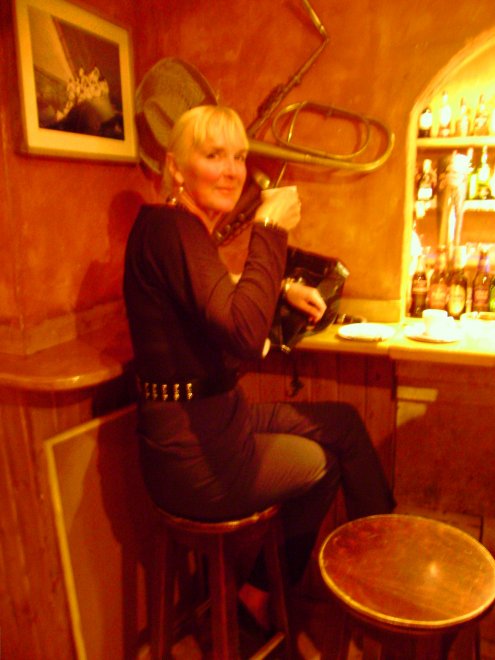 Ans in een kroegje in Palma. De foto werd genomen zonder flits en uit de hand.