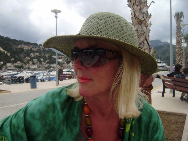 Ans kocht een nieuwe zonnehoed in Port de Sóller, maar niet erg nodig want de zon liet helaas verstek gaan.