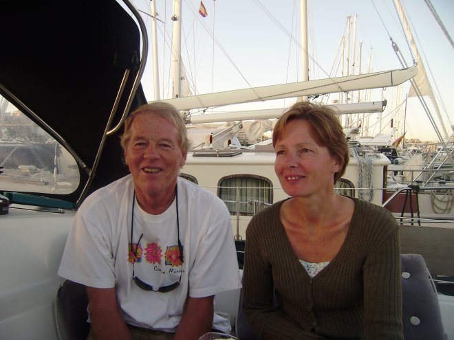 Nout en Jolanda van de mooie Puffin 42 'Atlantis' op bezoek in de kuip, Hun boot kun je achter hen zien.