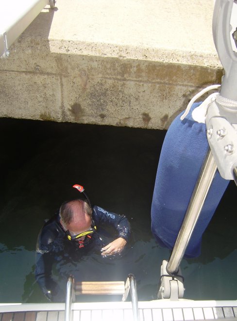 Inspectie van het onderwaterschip, de vaanstandschroef en de offeranodes, in de haven van Porto Petro.