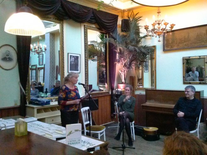 Tessa de Loo leest voor uit haar nieuwe roman in Restaurant 'Kapitein Zeppos'.