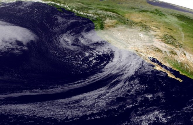 Satellietopname van een tropische storm voor de kust van Californië.