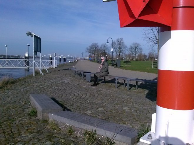 Anna aan de rivier bij het baken en de stenen tafelen met een gedicht van Ida Gerhardt. Onderdeel van de Gorcumse Poëzieroute.