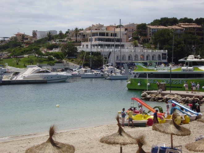 De haven van Porto Christo. Rechts de submarine-vision boten. Daarachter in het midden aan de overkant de Club Náutico met onze Dulce.
