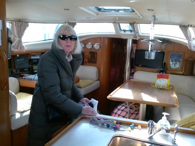 Vanmorgen even aan boord. De zon schijnt door de ramen.