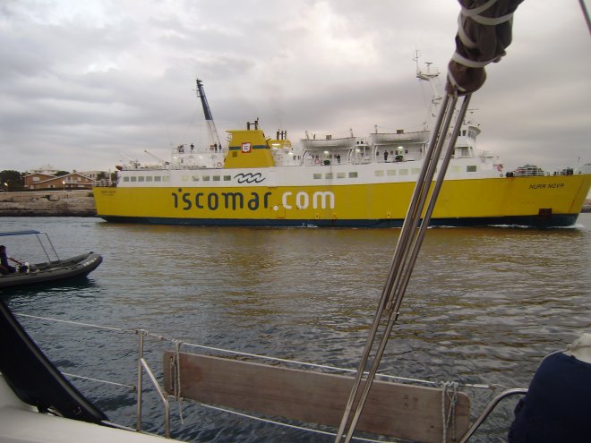Ingang van de 'cala' van Ciudadela. Een veerboot passeert onze ankerplaats. Links op de foto zie je nog net de RIB van de havenpolitie