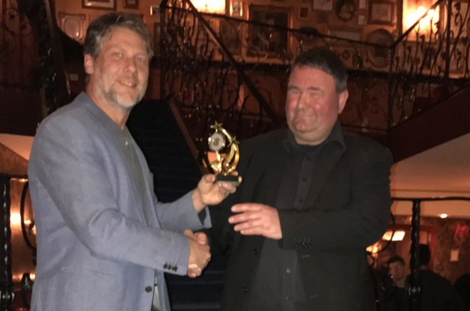 Ro van Doesburg reikt het Gouden Oor uit aan Frits de Waard in de Peeriscoop.