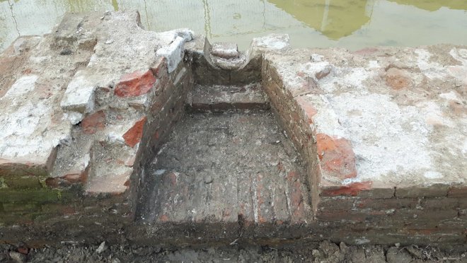 Dit lijkt een schietgat. Het zit in de restanten van de 14e eeuwse stadsmuur, die bij de Duveltjesgracht werden opgegraven (foto: SOB Research)