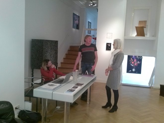 In de Per van der Horst Galery in Den Haag, vlnr. Jo-Anne (achter haar de dominostenen kast), Fons en Anna.