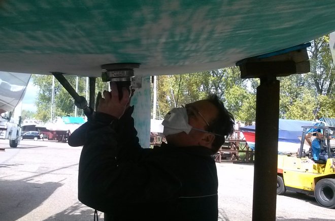 Wolter-Jan maakt het onderwaterschip kaal.