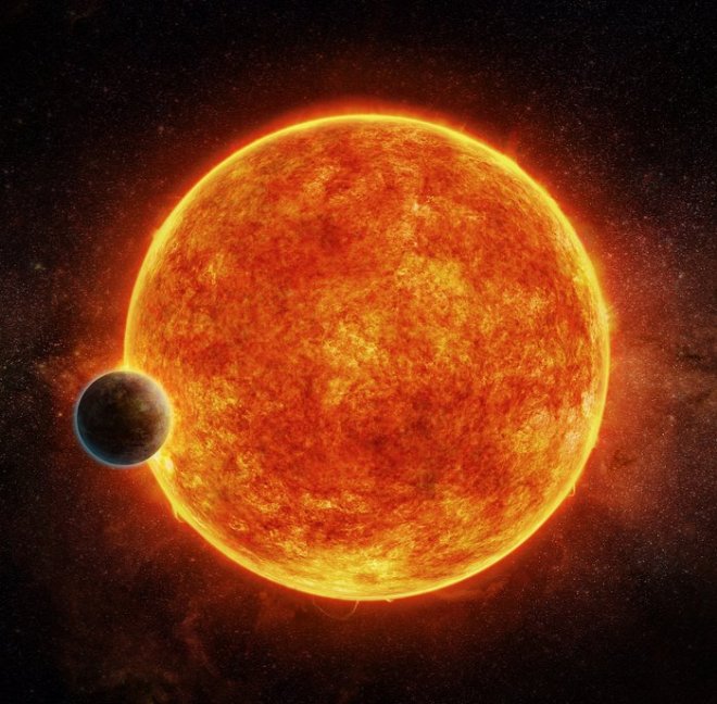 Artists' impression van de zwakke rode dwergster LHS 1140 en zijn exoplaneet. Hij is afgebeeld op het moment dat hij voor de ster langs begint te schuiven. De blauwe gloed is de atmosfeer van de superaarde. (Bron: ESO)
