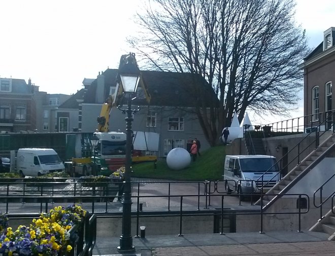 Vanmorgen worden de geometrische sculpturen van Winiarski weggehaald.