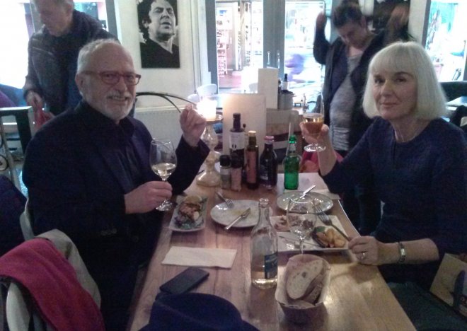 Samen in Sirtaki in de Servetstraat. Links bij mijn hoofd een foto van Theodorakis.