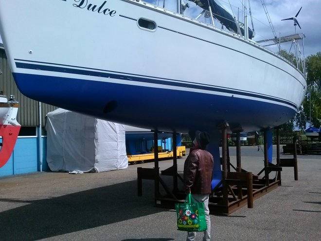 Dulce staat op de werf te pronken in de nieuwe lagen antifouling.