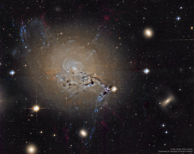 Het actieve sterrenstelsel NGC 1275, behorend bij de Perseus Cluster. Het stelsel is 100.000 lichtjaren breed. De afstand tot de aarde is 230 miljoen lichtjaar.