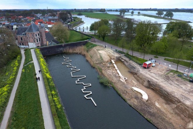 De Duveltjesgracht met rechts de resten van de 14e eeuwse stadsmuur en -toren. Luchtfoto van Cor de Kock/AD.