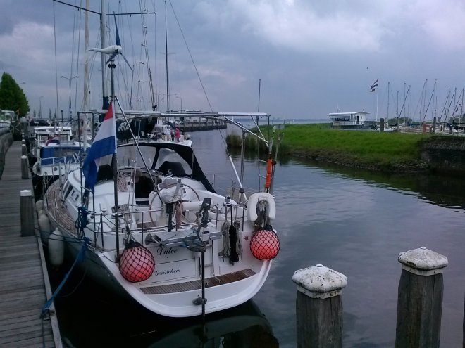 Ligplaats aan de invaart van de binnenhaven van Willemstad.