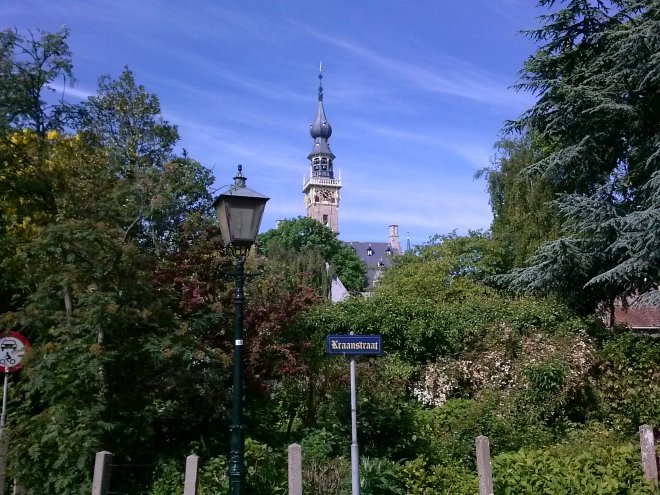 De toren van het vroegere raadhuis in Veere, met het carrillon onder het koepeltje.