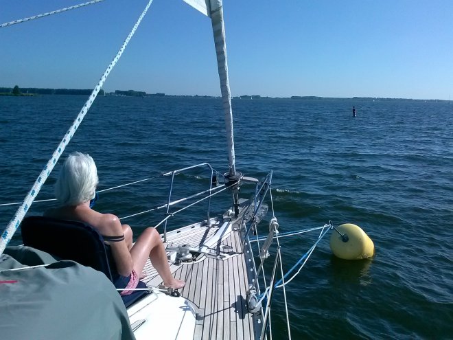 Hollands Diep. De baai aan het kunstmatige eiland ven het Hellegatsplein. Let op de dubbele lijn om het oog van de ankerboei, voor het geval er een door schavielt.