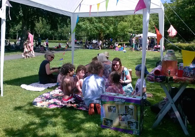 De verjaardagspartij voor mijn  kleinkinderen Thijs en Lisa in het Vondelpark. Insiders zien ze plus Anna en mijn eerste ex.