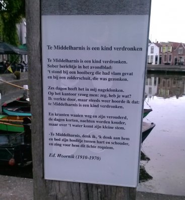 Het gedicht 'Te Middelharnis is een kind verdronken'van Ed Hoornik staat op een plaquette aan de haven.