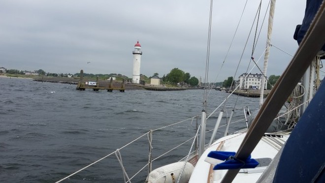 Aanloop Hellevoetsluis. Links de vuurtoren, rechts het gebouw van het vroegere Marineziekenhuis.