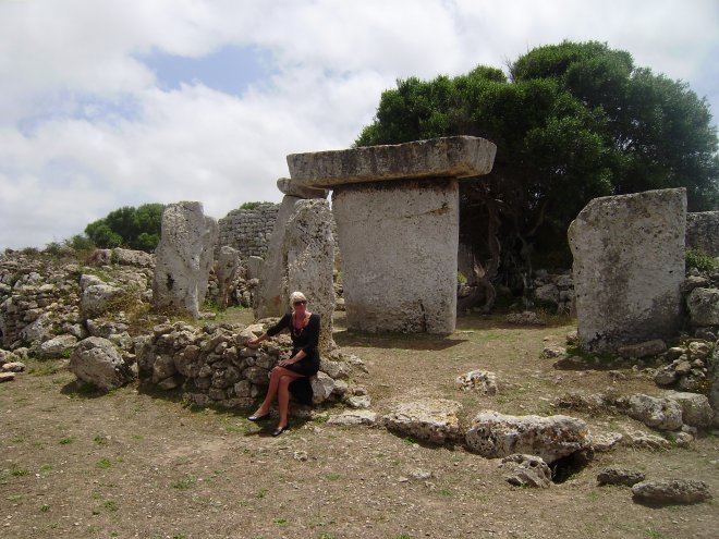 De T-vormige Taula van Trepucó, een prehistorisch heiligdom in een nederzetting van ruim 1000 jaar voor onze jaartelling