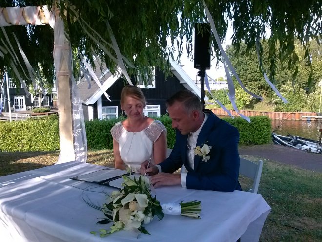 Ondertekening van de huwelijksacte onder de wilgenboom.