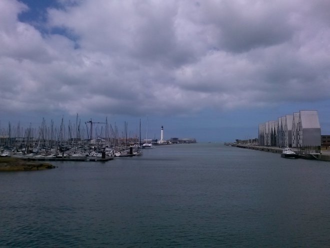 Het havenkanaal van Duinkerken, vanaf de stad, met links de jachthaven van YCMN. In die massa ligt ergens onze boot.