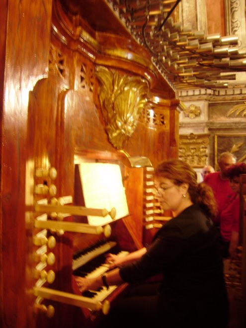 Luba Klevtsova op het orgel van de Eglésia del Soccors te Ciudadela. Boven haar hoofd de typische groep horizontale orgelpijpen