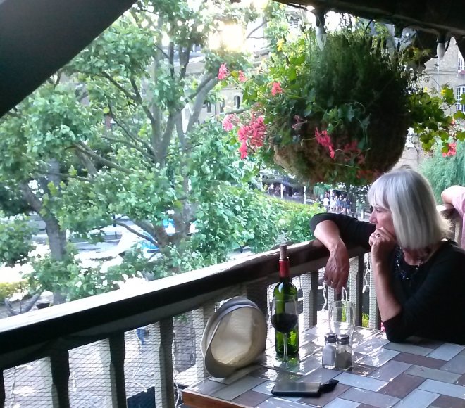 Op het balkon van de bovenste verdieping van The Dickens Inn.