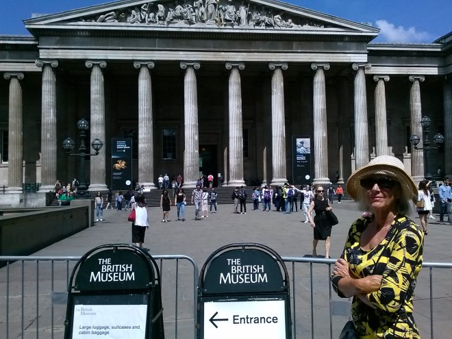 Voor het British Museum, Londen.