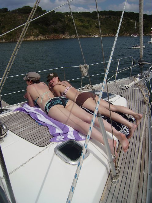 Het leuke haventje van Puerto de Addaya. Onze gasten zonnen op het voordek.