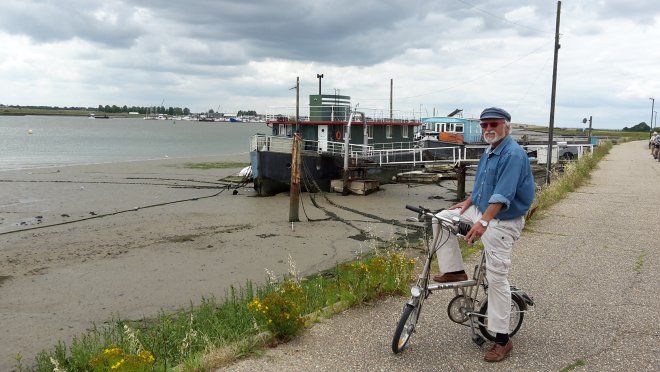 Het pad langs de Crouch van de jachthaven naar Burnham. Het is eb, de woonboten liggen op het droge.