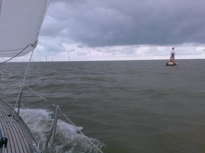 De Swin Spitway boei. Bakboord uit is de geul Spitway. Recht vooruit de Gunfleet Sands Windfarm.