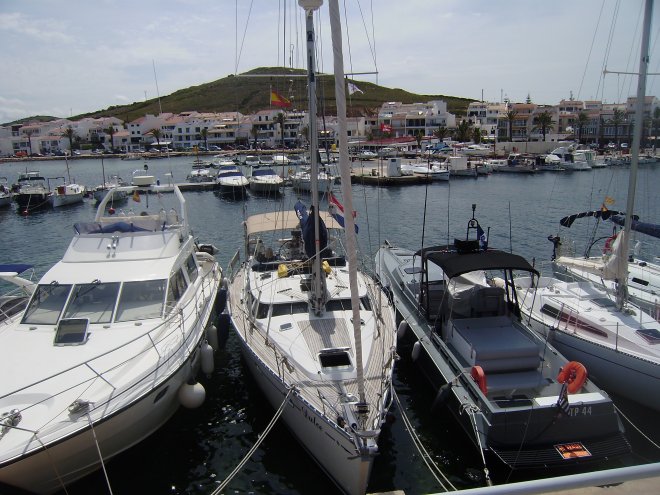 Dulce aan de noordelijke havendam van Fornells, een gezellig toeristenplaatsje. We hadden geluk dat er plaats was voor onze Dulce.